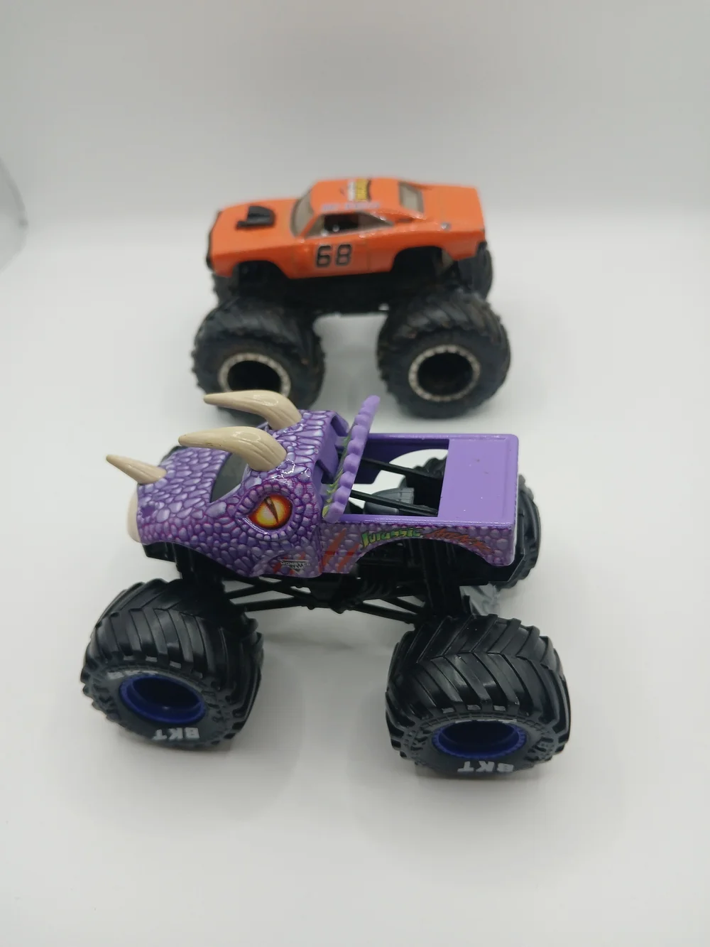 Monster Jam 1:64 Scale Spin Master Jam‎ Jurassic & Dodge Charger R/T 68' Trucks